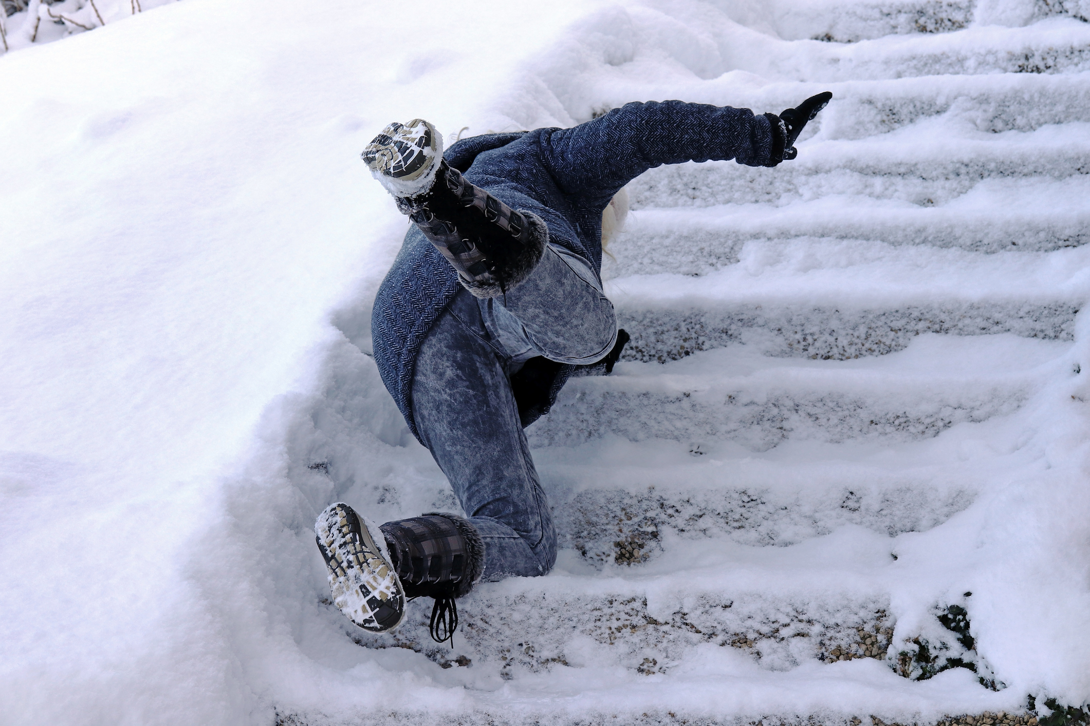 雪域冬公园摔倒时的人拍 女人滑过冰冷的路，跌倒，撒谎 库存照片. 图片 包括有 季节, 公园, 下降, 成人 - 166342214