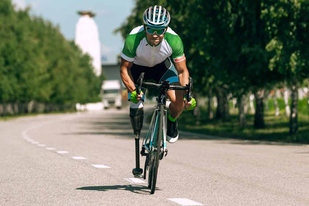 sportsman with prosthetic_leg_practicing cycling outdoors